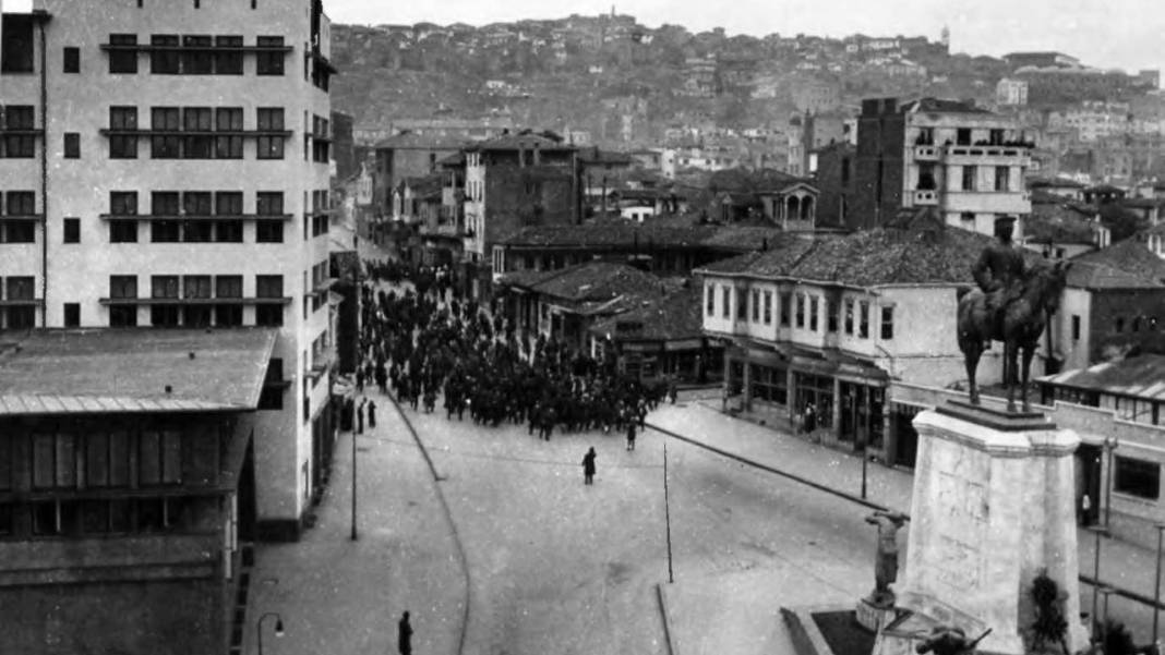 Arşivden çıkan kareler duygulandırdı: Atatürk’ün son yolculuğu adım adım görüntülendi 16